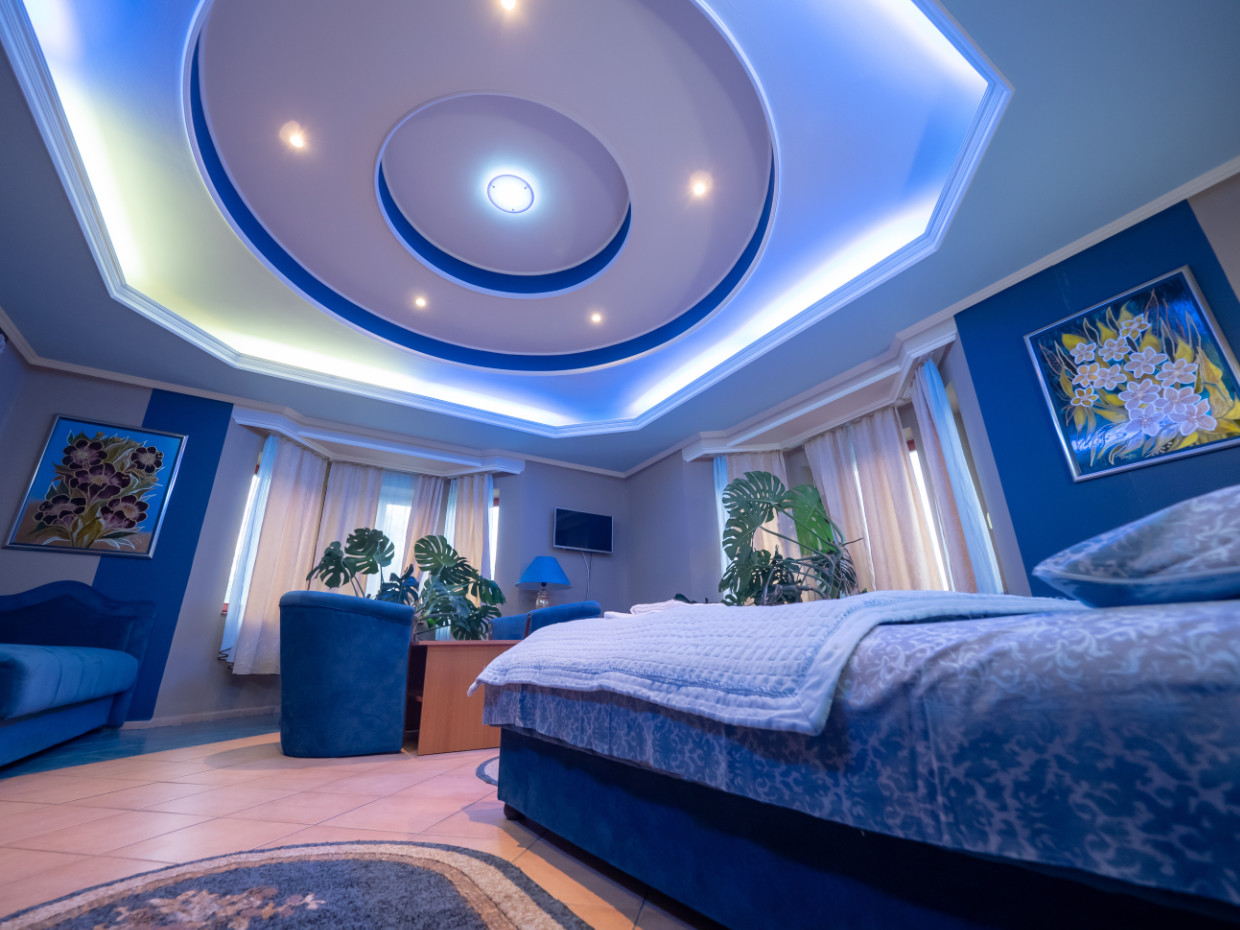 atraktivna soba sa francuskim lezajem i osvetljenim gips plafonom